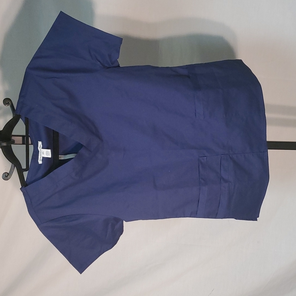 Amazon Essentials Women's Quick-Dry Stretch Scrub Top